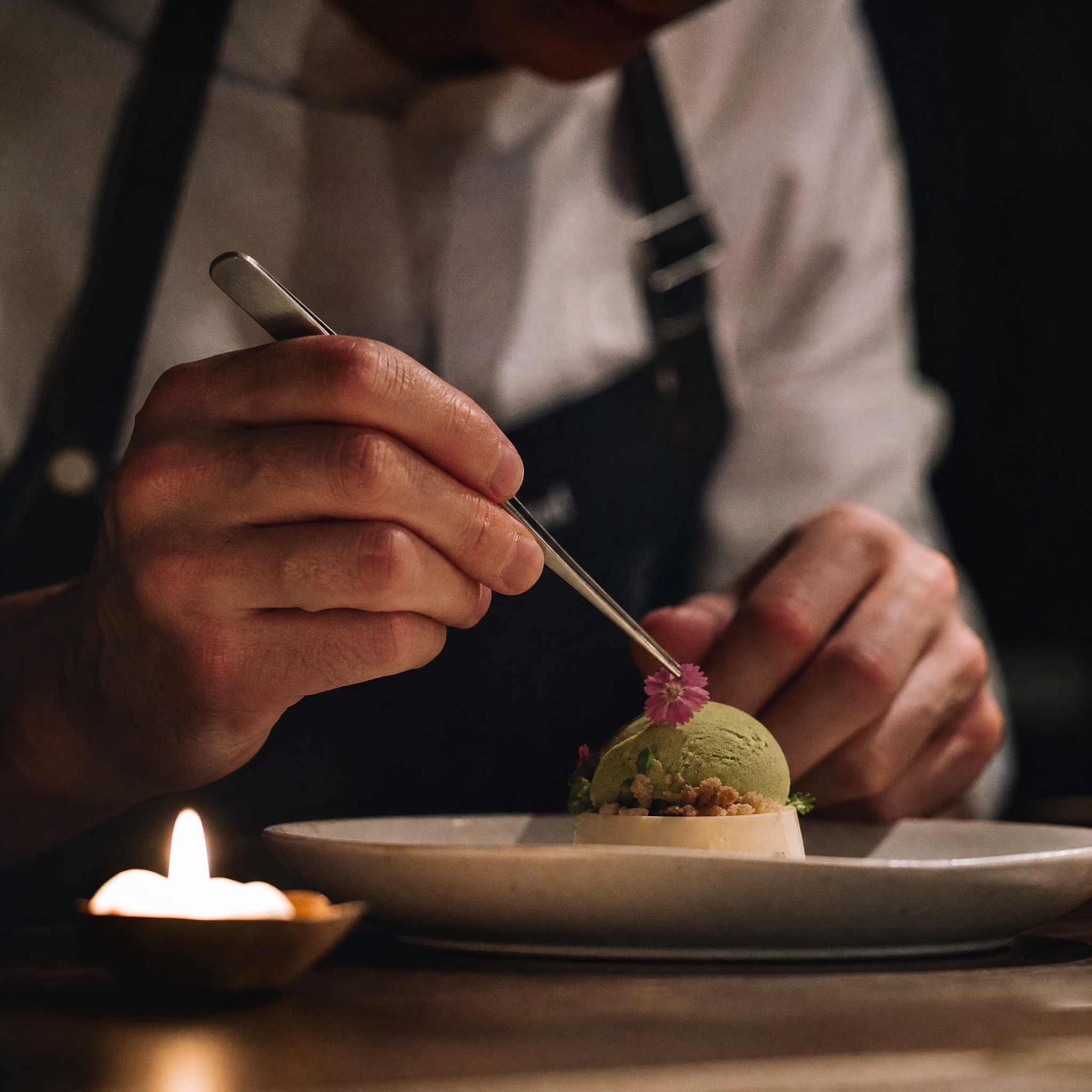 Handen die een dessert opmaken