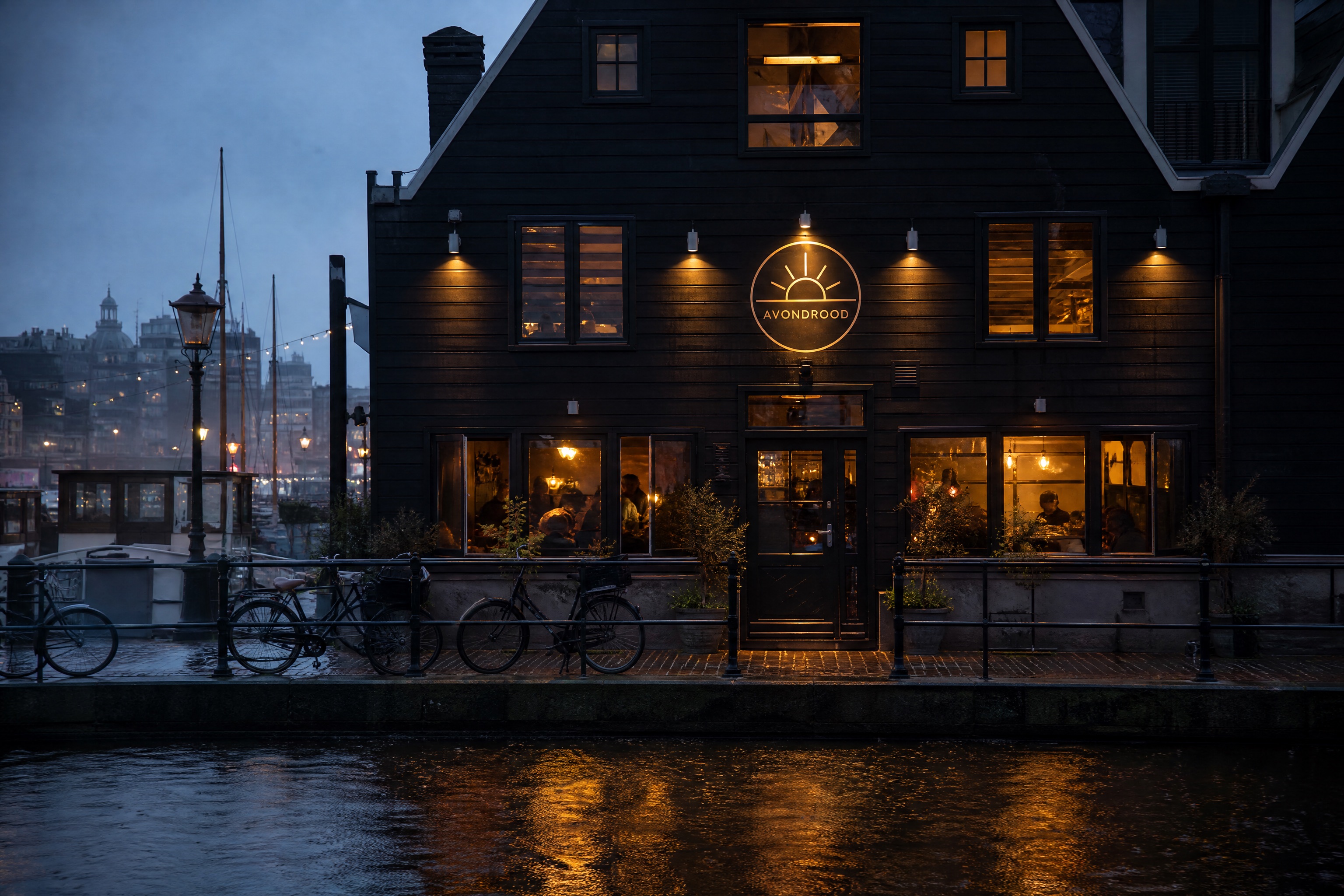 De gevel aan de kade bij avond