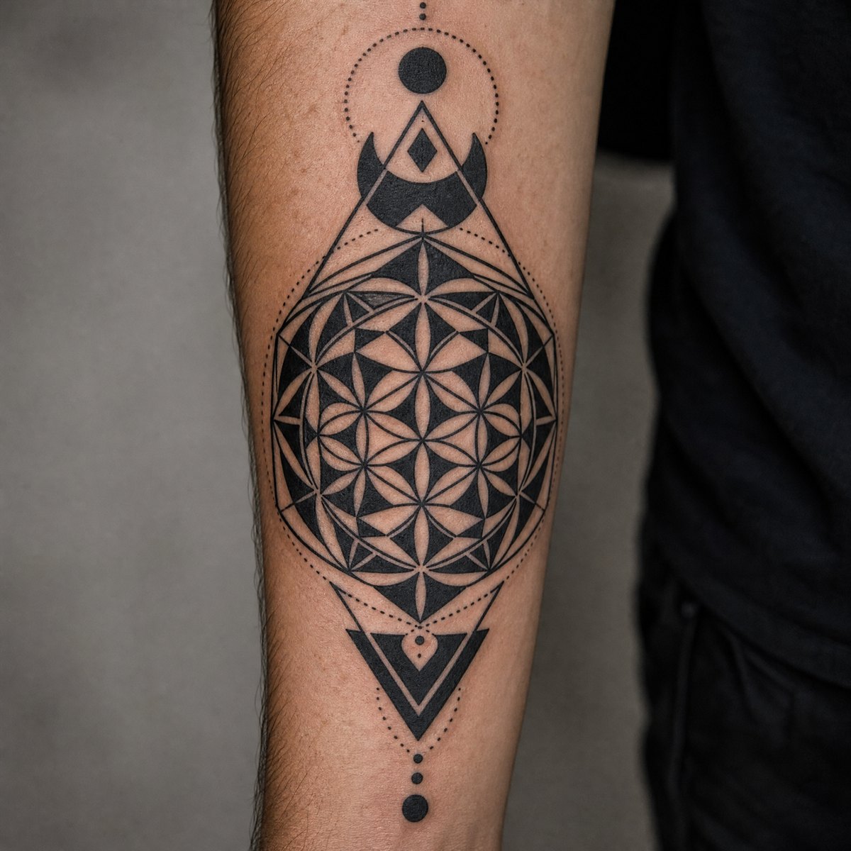 Blackwork ornament over de schouder