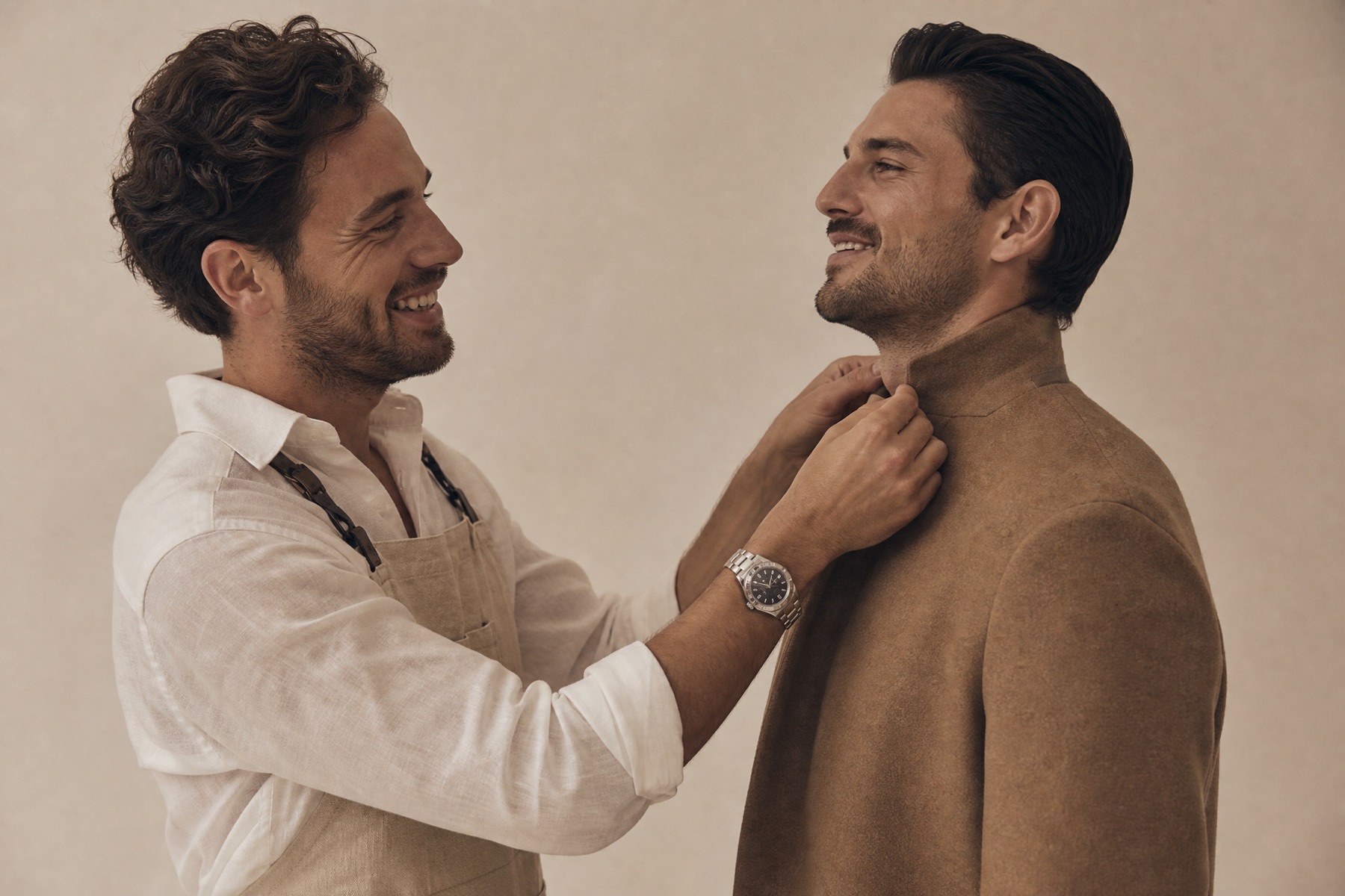 Barbier schikt de kraag van een klant, campagne-stijl