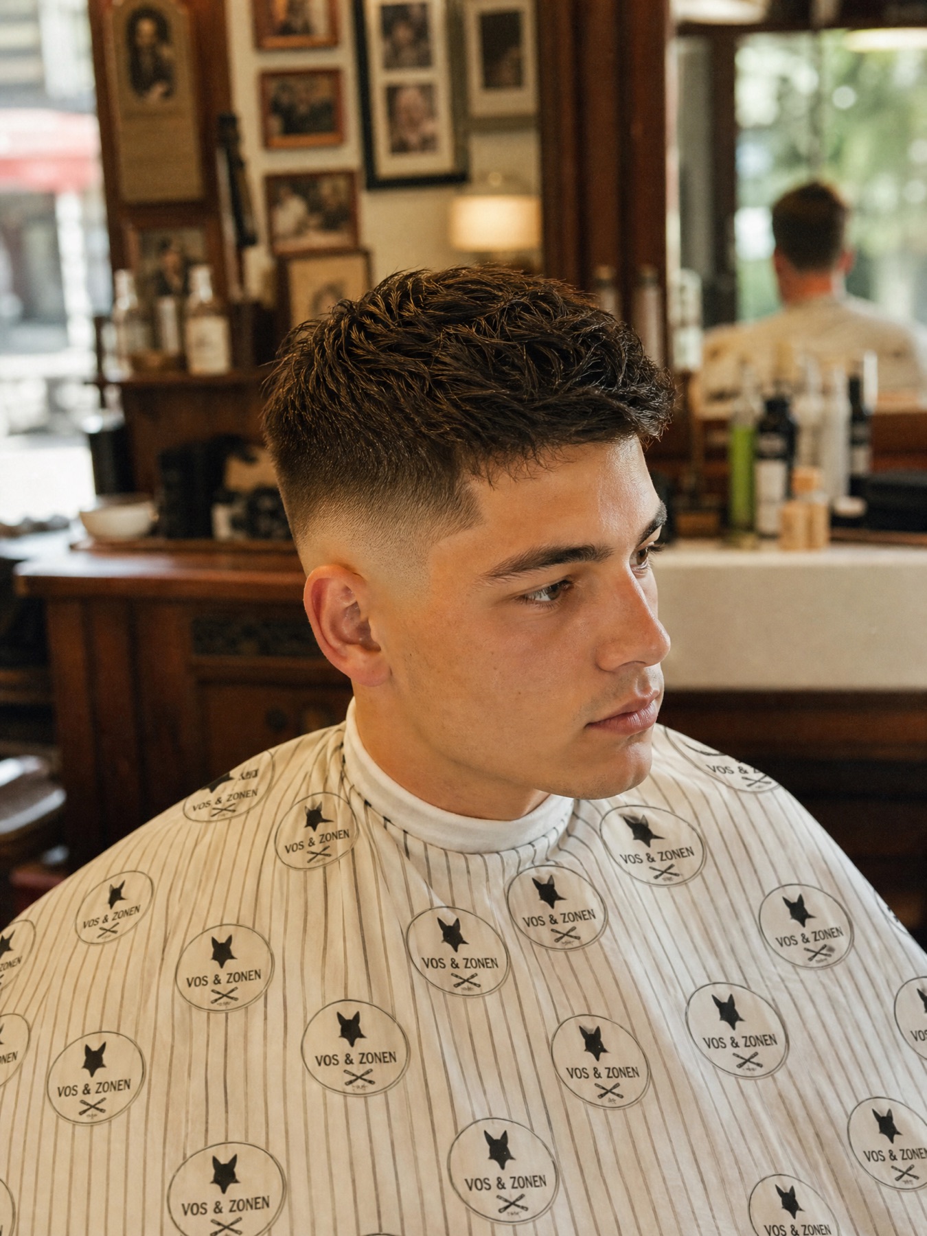 Skin fade met textuur, cape met vos-embleem