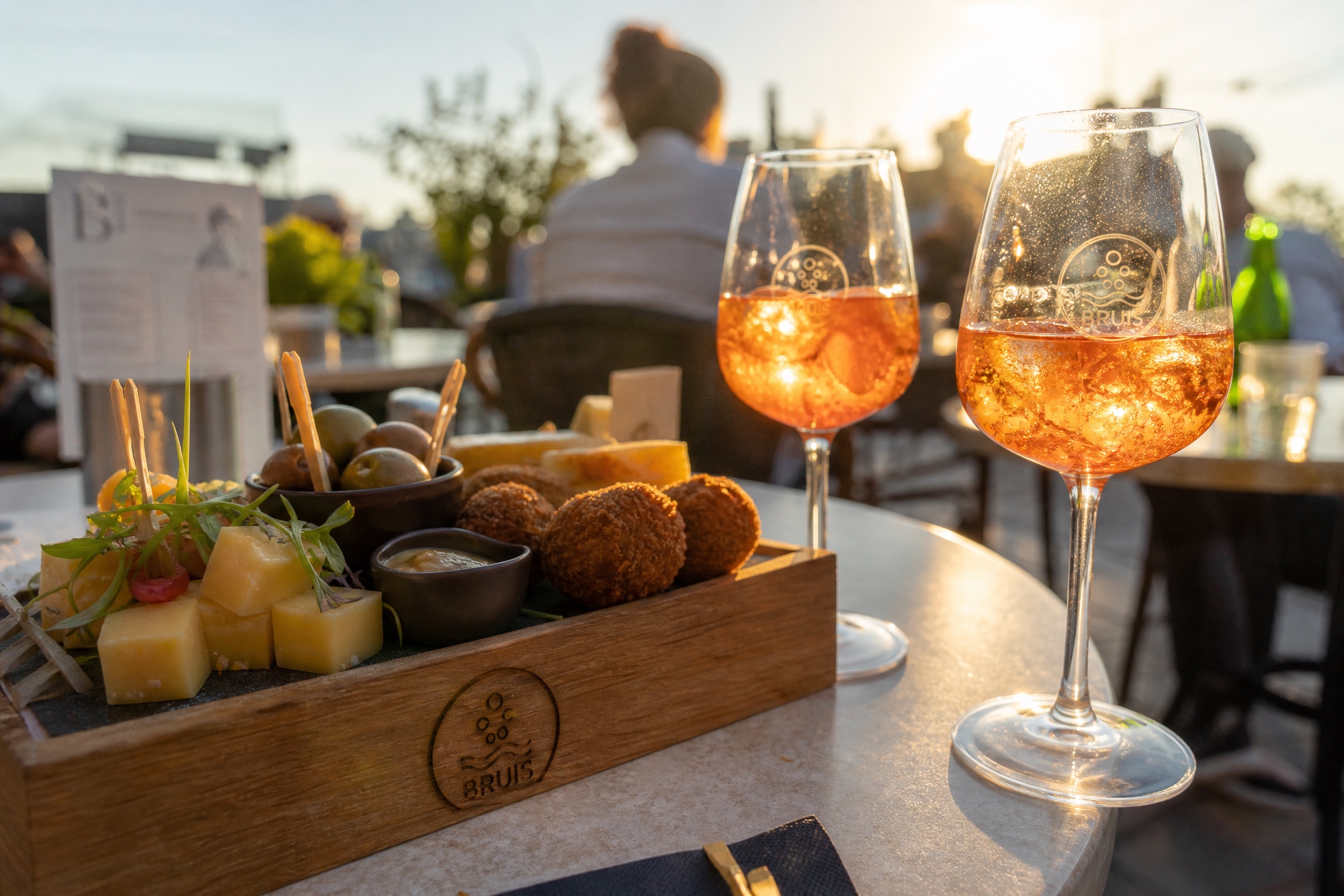 Borrelplank en spritz in het gouden uur, de plank gebrandmerkt met het bubbel-logo