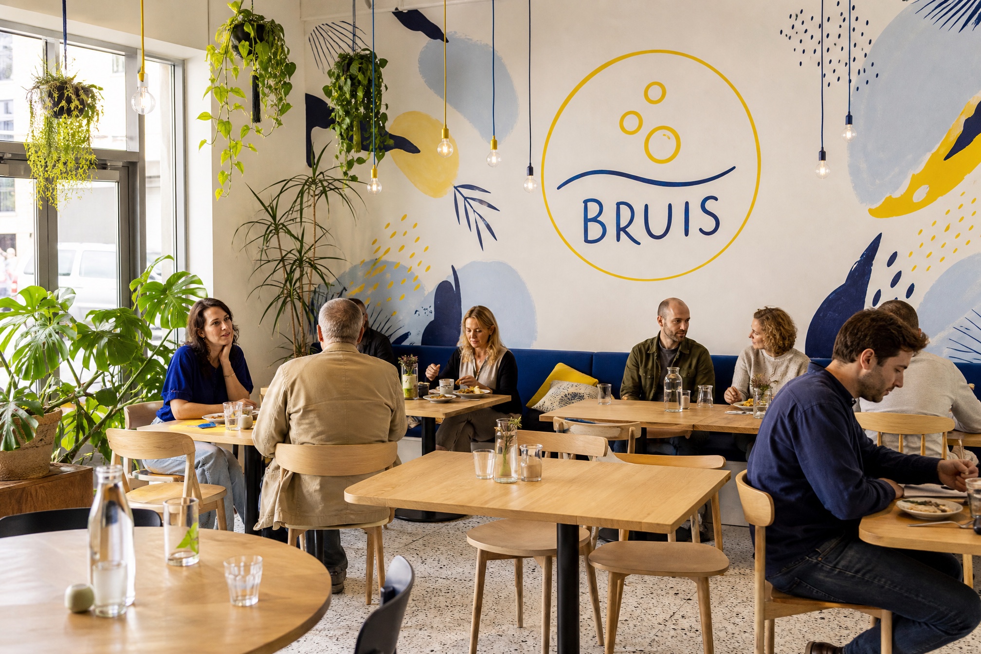 Licht interieur met hangplanten, terrazzo en de bubbel-muurschildering