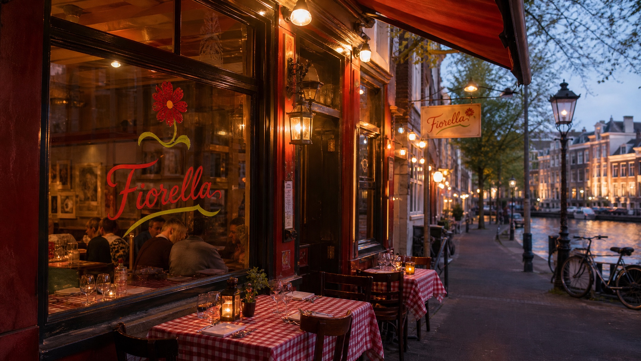 De gevel van Trattoria Fiorella bij avond, het bloem-logo handgeschilderd op de ruit